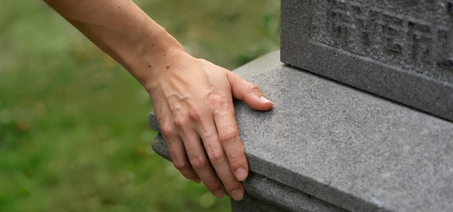 Что делать, если наклонился или просел памятник